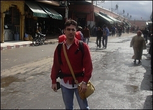 Xavi, en la plaza Djemaa El Fna