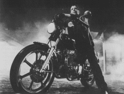 El chico de la moto es el rey.